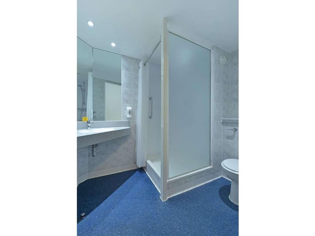 Travelodge Frimley Exteriör bild