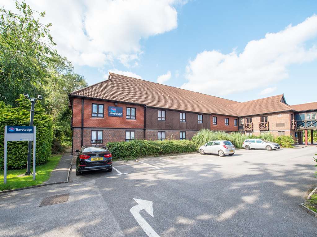 Travelodge Frimley Exteriör bild
