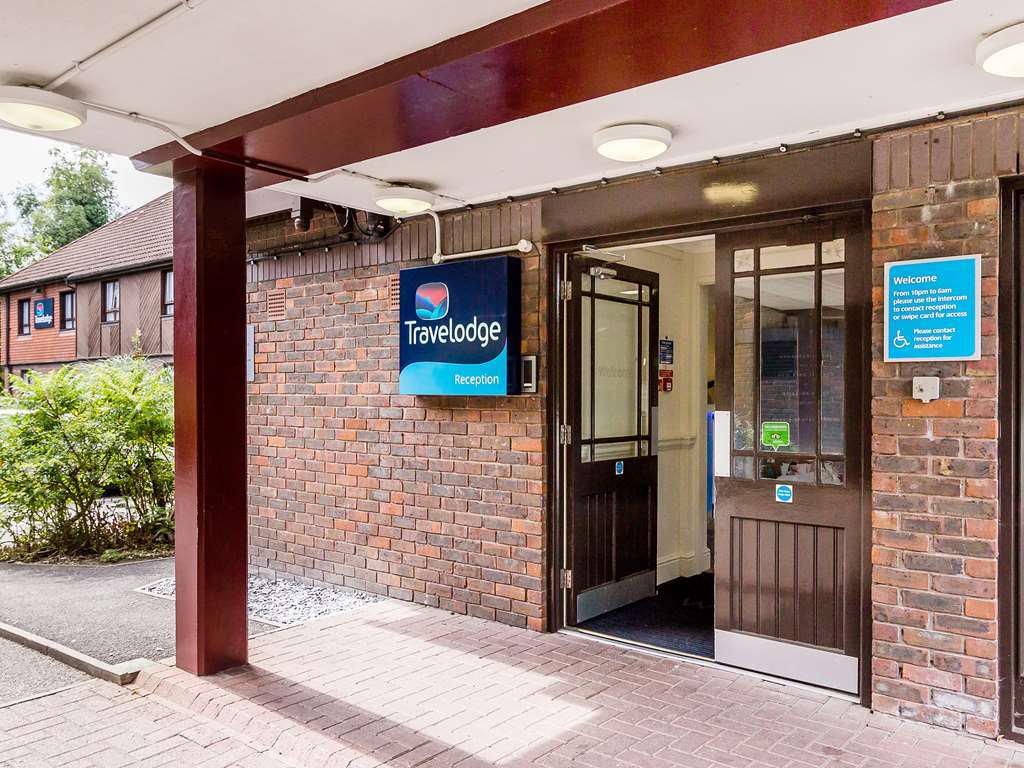Travelodge Frimley Exteriör bild